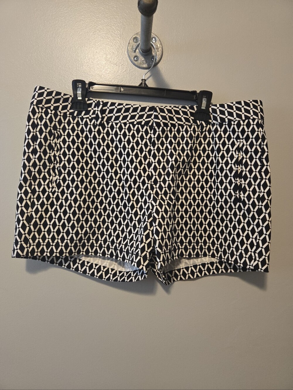 Women's Stylus Brand Mid Rise Shorts Geometric Sz. 14 Black White